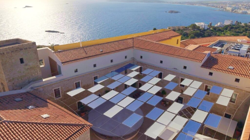 Vista a&eacute;rea del Parador de Ibiza con el mar de fondo