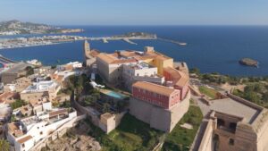 Vista a&eacute;rea del Parador de Ibiza en Dalt Vila con mar de fondo