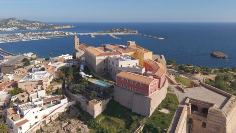 Vista a&eacute;rea del Parador de Ibiza en Dalt Vila con mar de fondo