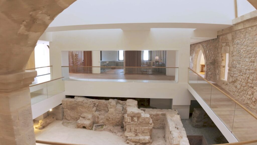 Interior del Parador de Ibiza mostrando elementos arquitect&oacute;nicos y arqueol&oacute;gicos
