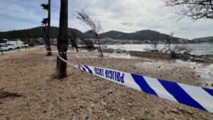 Vista del paseo mar&iacute;timo de Andratx cerrado por mal tiempo