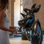 Escultura de Miro en exposici&oacute;n con turistas en el fondo