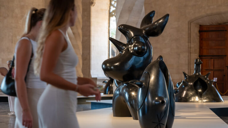 Escultura de Miro en exposici&oacute;n con turistas en el fondo