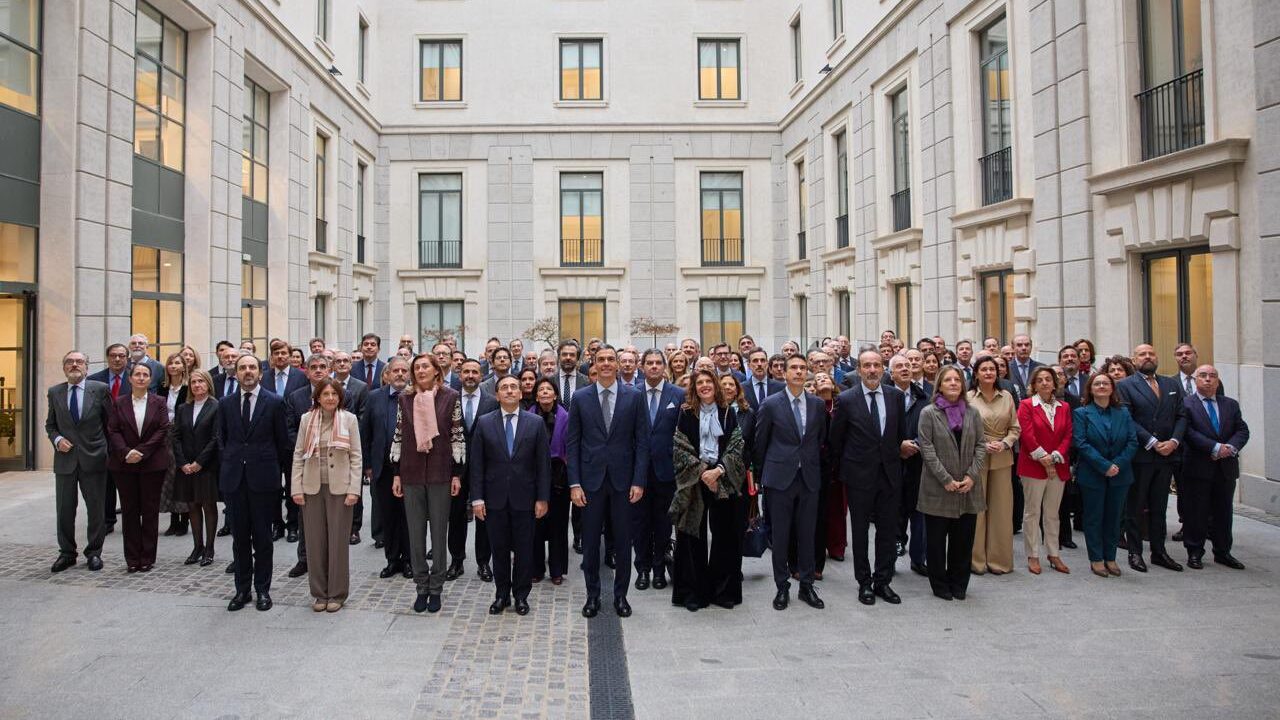 Pedro S&aacute;nchez junto a embajadores en un evento en Madrid