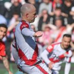Jugador del Rayo Vallecano ejecutando un penalti en un partido contra el RCD Mallorca