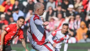 Jugador del Rayo Vallecano ejecutando un penalti en un partido contra el RCD Mallorca