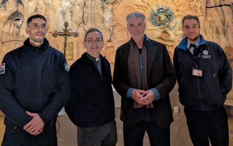 Pierce Brosnan en La Seu de Mallorca con otros tres hombres
