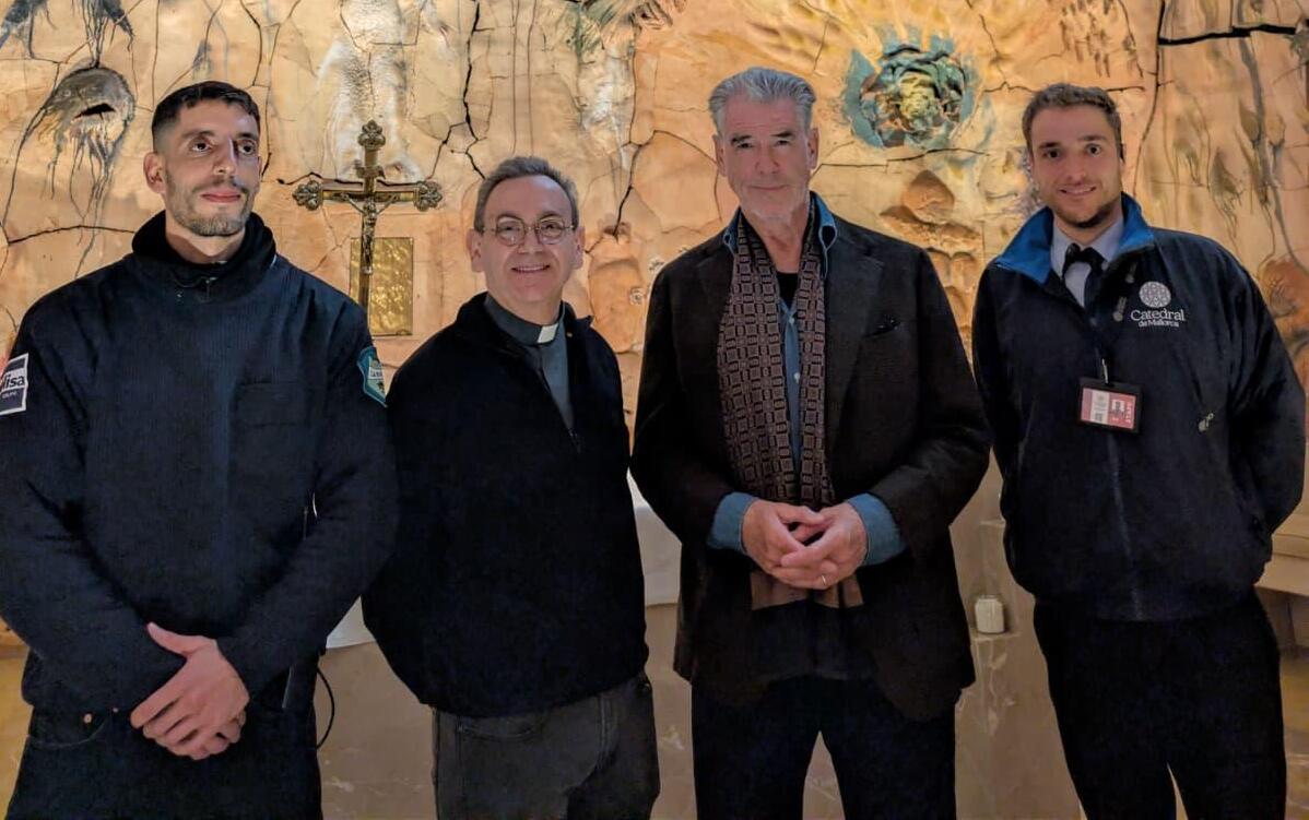 Pierce Brosnan en La Seu de Mallorca con otros tres hombres