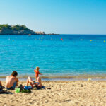 Familia disfrutando de un d&iacute;a en la playa de Sant Joan, Ibiza.