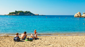 Familia disfrutando de un d&iacute;a en la playa de Sant Joan, Ibiza.