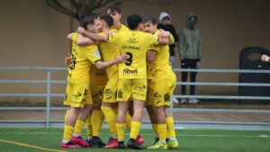 Jugadores del Poblense celebrando un gol en el campo