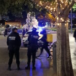 Agentes de polic&iacute;a local en la plaza de Espa&ntilde;a de Palma durante la noche