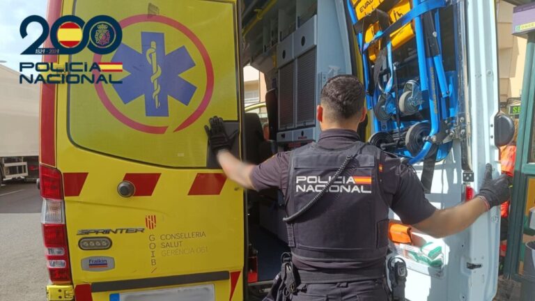 Agente de la Polic&iacute;a Nacional junto a una ambulancia en Palma