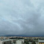 Vista de nubes sobre la ciudad en las Islas Baleares