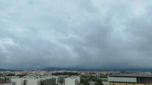 Vista de nubes sobre la ciudad en las Islas Baleares