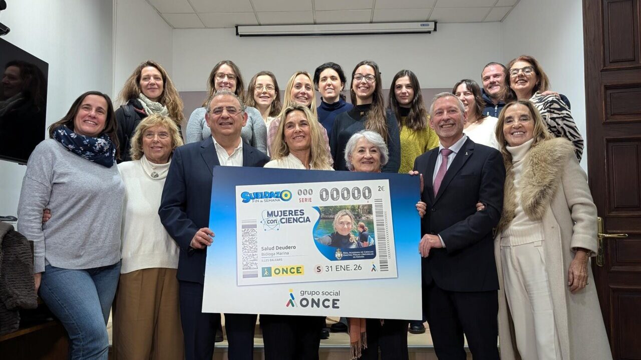 Presentaci&oacute;n del cup&oacute;n de la ONCE en homenaje a la bi&oacute;loga Salud Deudero