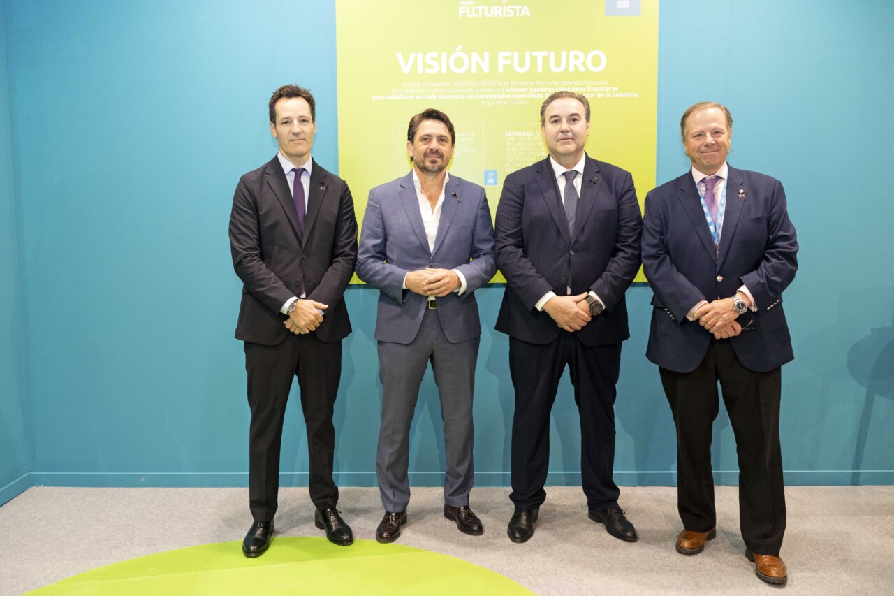 Cuatro personas posando en un evento sobre sostenibilidad hotelera