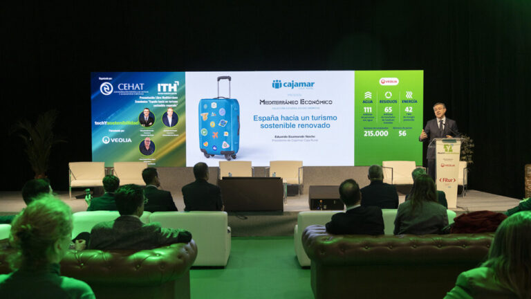 Presentaci&oacute;n sobre turismo sostenible en evento de Cajamar