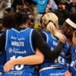 Jugadoras del equipo Azulmarino en un momento de concentración durante un partido