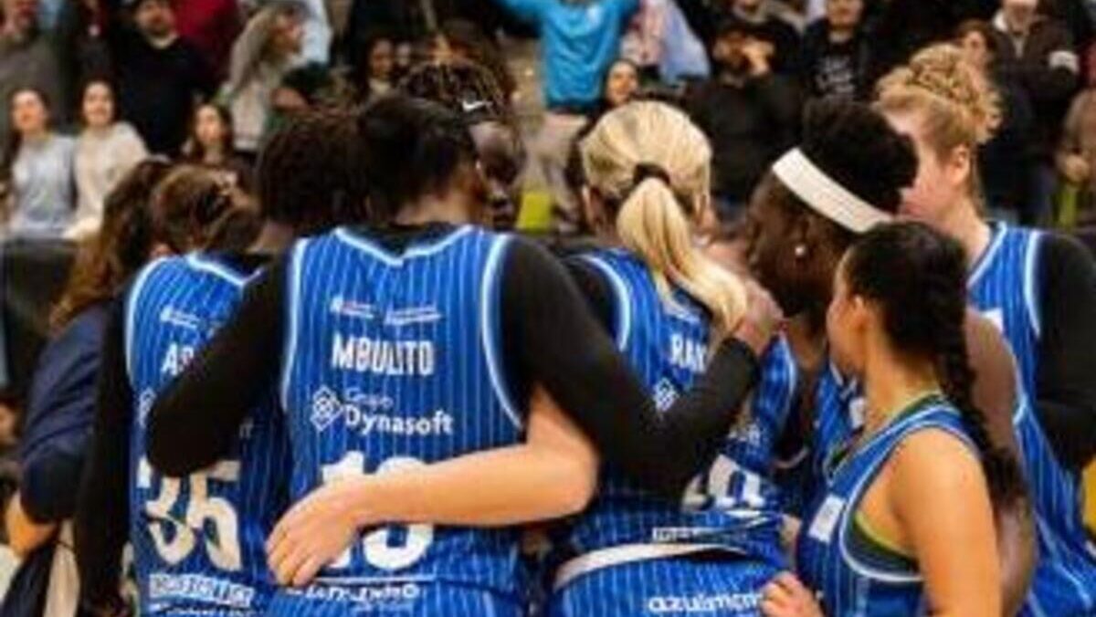 Jugadoras del equipo Azulmarino en un momento de concentraci&oacute;n durante un partido