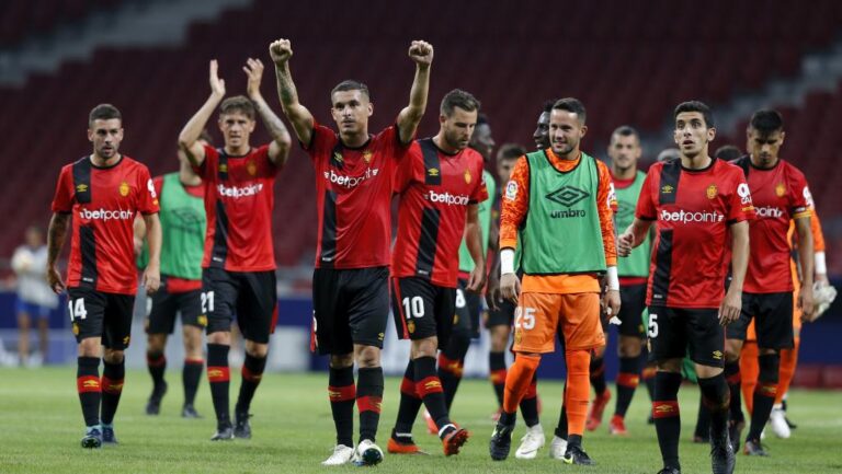 Jugadores del RCD Mallorca celebrando su primera victoria en el Metropolitano