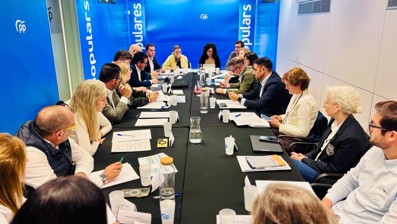Reuni&oacute;n del PP balear discutiendo prioridades para 2026