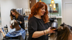 Mujeres en un sal&oacute;n de belleza trabajando en un servicio de peluquer&iacute;a