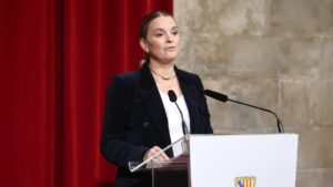 Marga Prohens hablando en un acto en el Consolat de Mar