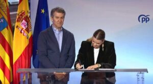 Prohens firmando la Declaraci&oacute;n de Zaragoza en un evento pol&iacute;tico