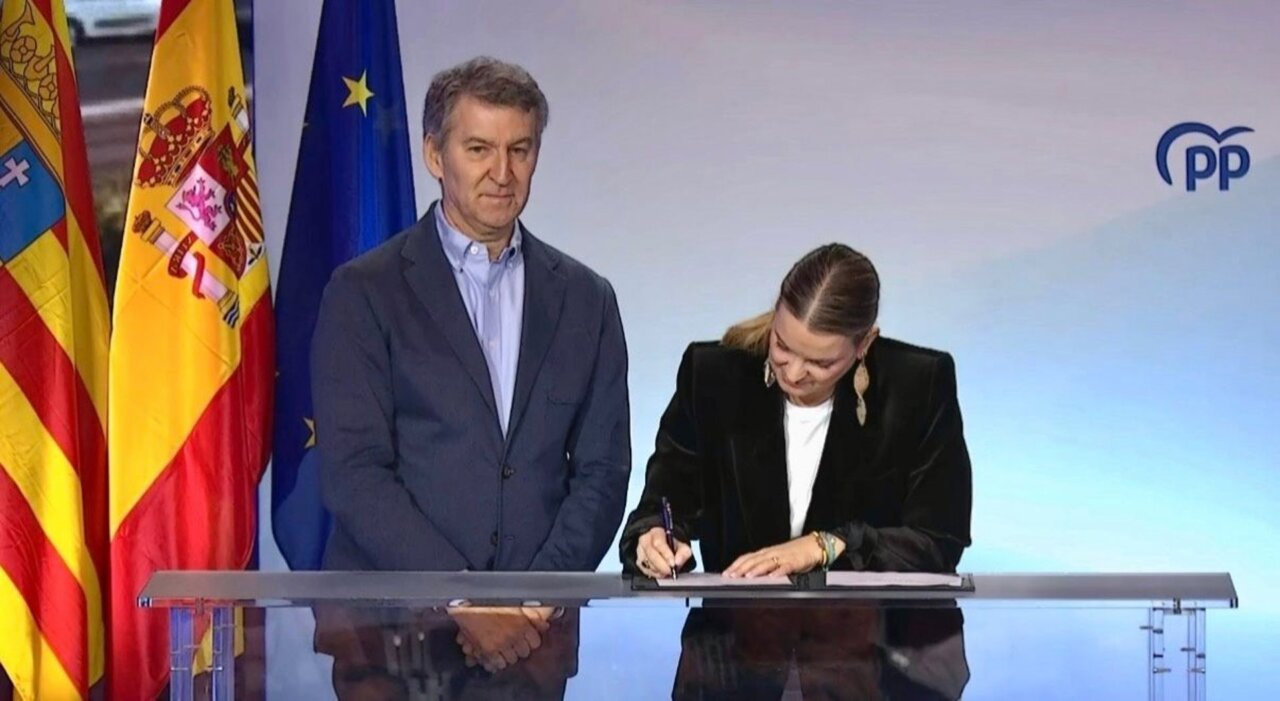 Prohens firmando la Declaraci&oacute;n de Zaragoza en un evento pol&iacute;tico