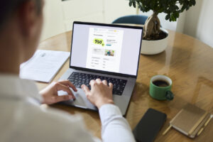 Persona usando laptop con informaci&oacute;n sobre promoci&oacute;n de Cajamar