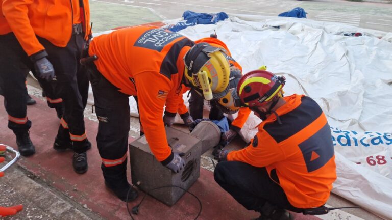 Voluntarios de Protecci&oacute;n Civil de Calvi&agrave; trabajando en una intervenci&oacute;n de emergencia.
