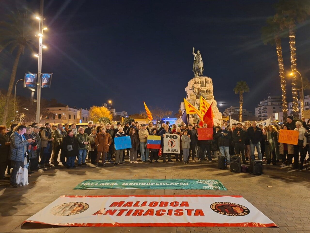 Protesta en Palma con pancartas contra la intervenci&oacute;n de EE.UU. en Venezuela