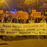 Manifestaci&oacute;n por la seguridad en la antigua c&aacute;rcel de Palma con pancartas