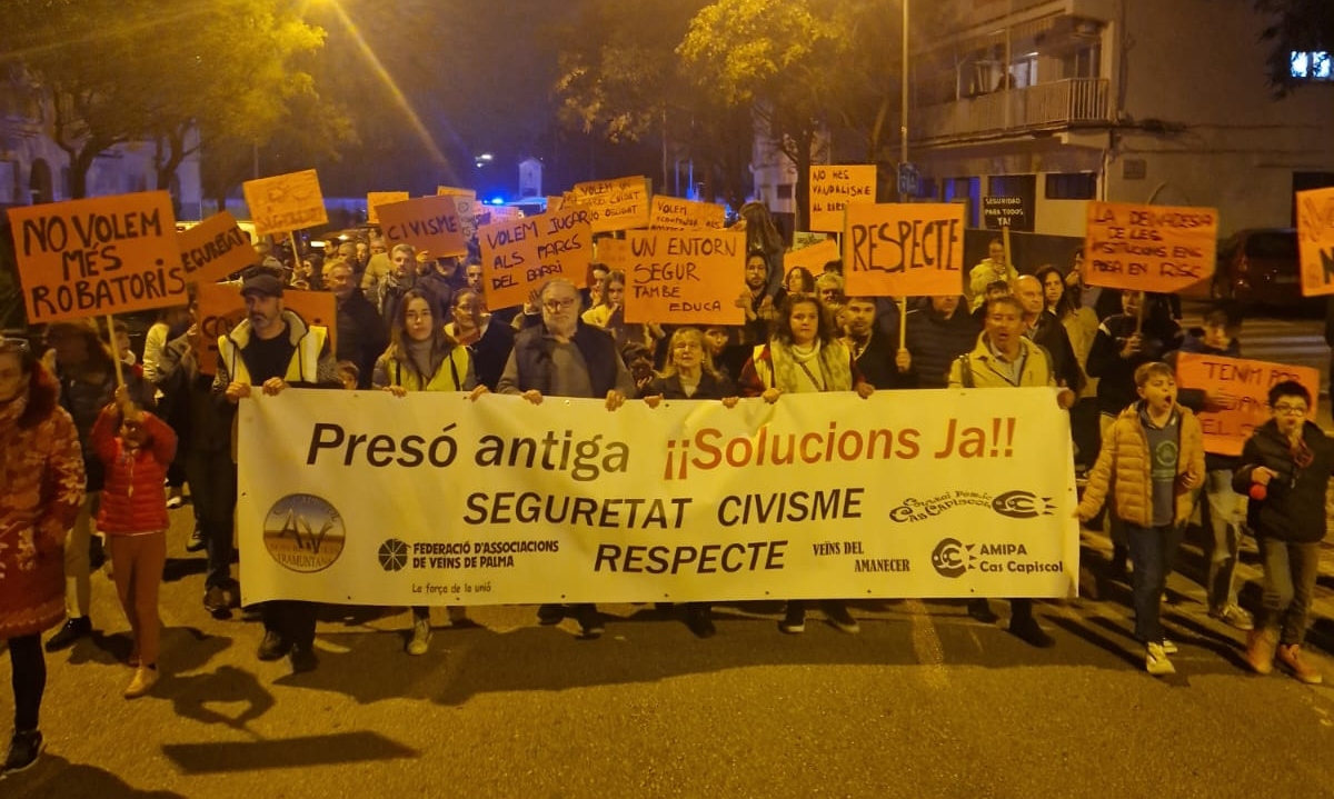 Manifestaci&oacute;n por la seguridad en la antigua c&aacute;rcel de Palma con pancartas