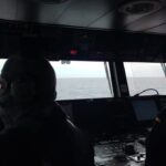 Vista del puente de mando del buque Rayo en el mar