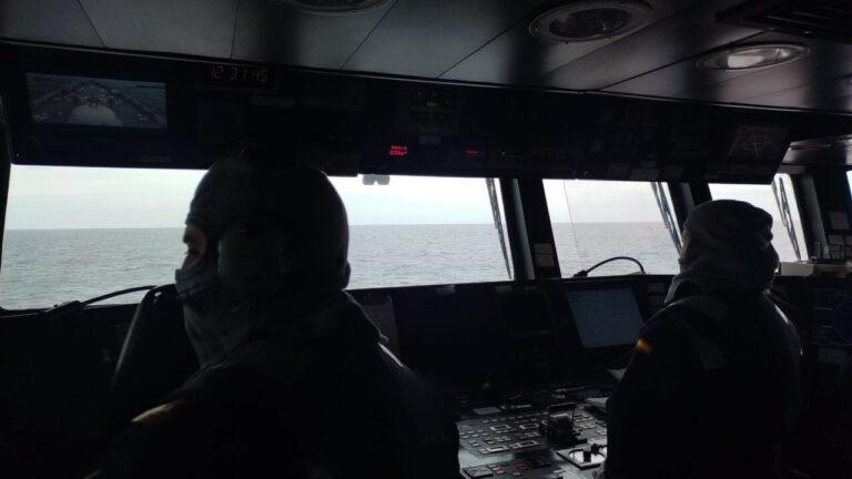 Vista del puente de mando del buque Rayo en el mar