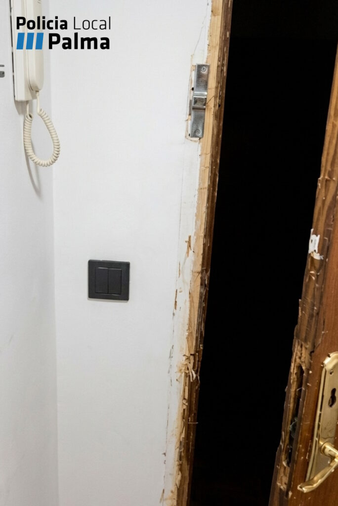 Puerta forzada con da&ntilde;os visibles tras un intento de robo en Palma.