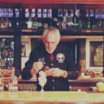 Rafa de El Barito preparando un cóctel en su bar