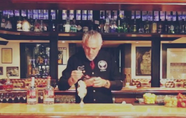 Rafa de El Barito preparando un c&oacute;ctel en su bar