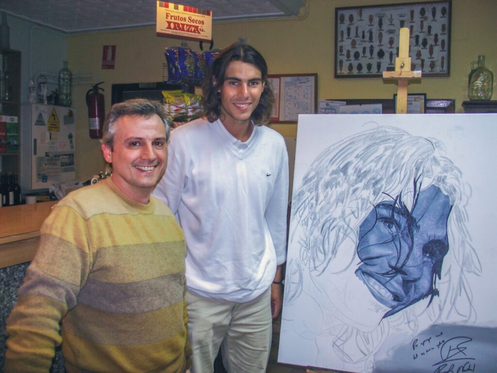 Rafael Palma junto a un retrato de Rafa Nadal en un bar