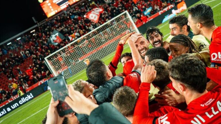 Jugadores del RCD Mallorca celebrando una victoria en el estadio