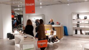 Clientes comprando en El Corte Ingl&eacute;s durante las rebajas de invierno