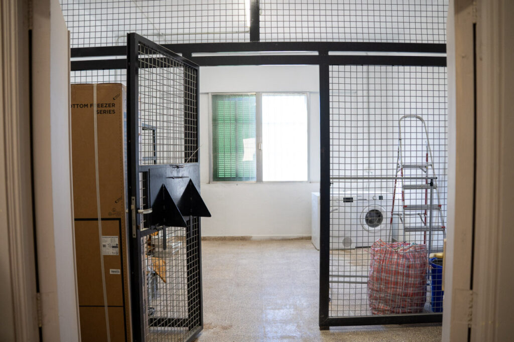 Interior de un espacio de acogida para migrantes en Son Tous