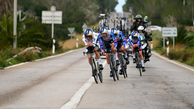Ciclistas del equipo Red Bull Bora compitiendo en Mallorca