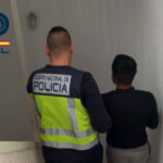 Detención de un individuo por la Policía Nacional en una escalera