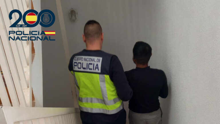 Detención de un individuo por la Policía Nacional en una escalera
