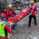 Grupo de rescate de monta&ntilde;a evacuando a un hombre en Biniaraix
