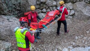 Grupo de rescate de monta&ntilde;a evacuando a un hombre en Biniaraix