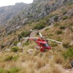 Helicóptero de rescate en una zona montañosa de Esporles